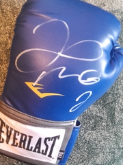 Боксерская перчатка с автографом Флойда Майвезера