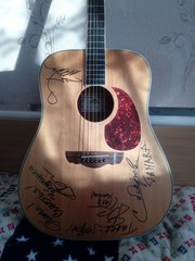 гитара с автографами